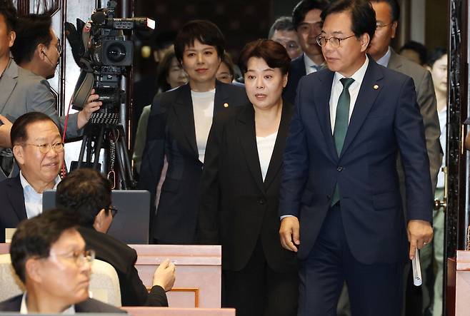 9일 국민의힘 혁신위원장으로 선임된 윤희숙 여의도연구원장(오른쪽 둘째)과 송언석 국민의힘 비상대책위원장 겸 원내대표가 권영세 국민의힘 의원(맨 왼쪽)의 옆을 지나 긴급 의원총회에 참석하고 있다.  뉴스1