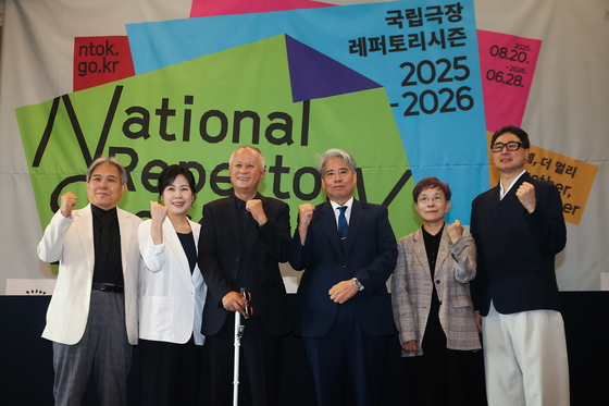 국립극장이 9일 2025~2026 시즌 레퍼토리를 공개했다. 이날 열린 기자 간담회에 참석한 채치성 국립국악관현악단 단장(왼쪽부터), 유은선 국립창극단 단장, 배우 송승환, 박인건 국립극장장, 박정희 국립극단 단장, 김종덕 국립무용단 단장.
