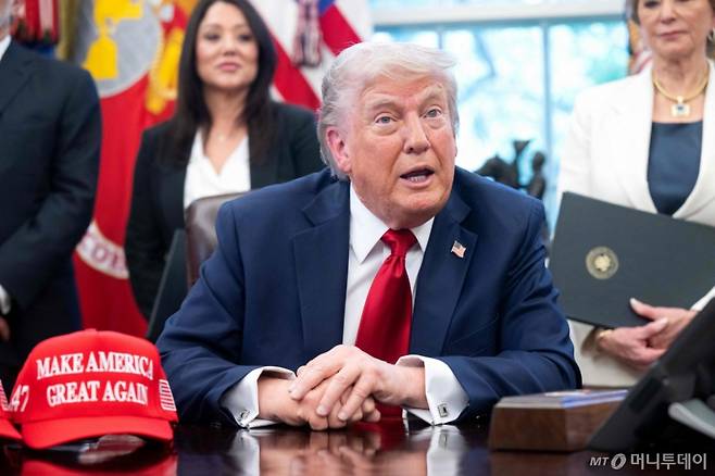 (워싱턴 AFP=뉴스1) 우동명 기자 = 도널드 트럼프 미국 대통령이 23일(현지시간) 워싱턴 백악관에서 열린 행정명령 서명식서 "중국에 대한 관세율을 얼마나 빨리 내릴 수 있느냐는 중국에 달렸다"고 밝히고 있다. 2025.04.24  ⓒ AFP=뉴스1  Copyright (C) 뉴스1. All rights reserved. 무단 전재 및 재배포,  AI학습 이용 금지. /사진=(워싱턴 AFP=뉴스1) 우동명 기자