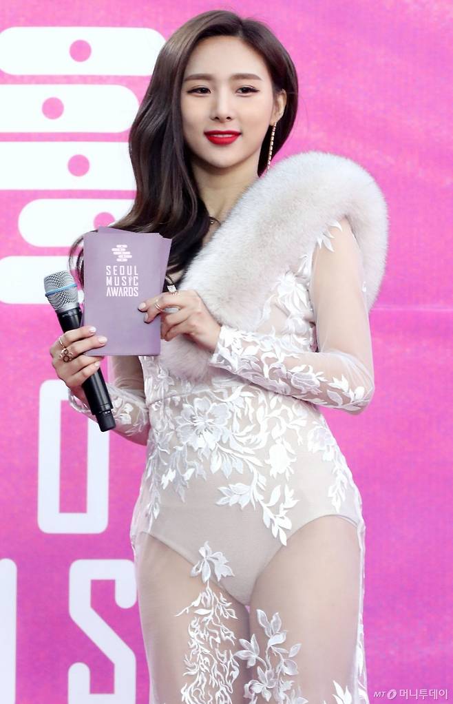 가수 겸 방송인 한초임이 2019년 1월 15일 오후 서울 구로구 고척스카이돔에서 열린 '제28회 하이원 서울가요대상' 시상식에서 파격적인 '수영복 드레스' 패션을 선보였다./사진=머니투데이 DB