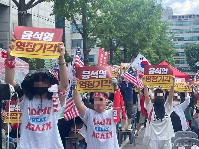 9일 오후 서울 서초구 서울중앙지법 인근 윤석열 전 대통령 지지자들이 모여 '윤석열 영장기각'을 외치고 있다./사진=이현수 기자.