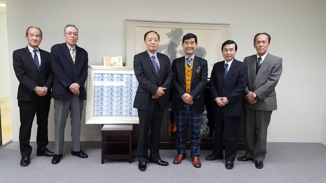 필자(왼쪽 네 번째)는 지난 2016년 일본 간사이슈퍼마켓을 방문해서 45장이 연결된 우리나라 1000원짜리 지폐를 액자에 넣어서 선물했다. 왼쪽 두 번째가 오오니시 쥰조 고문.