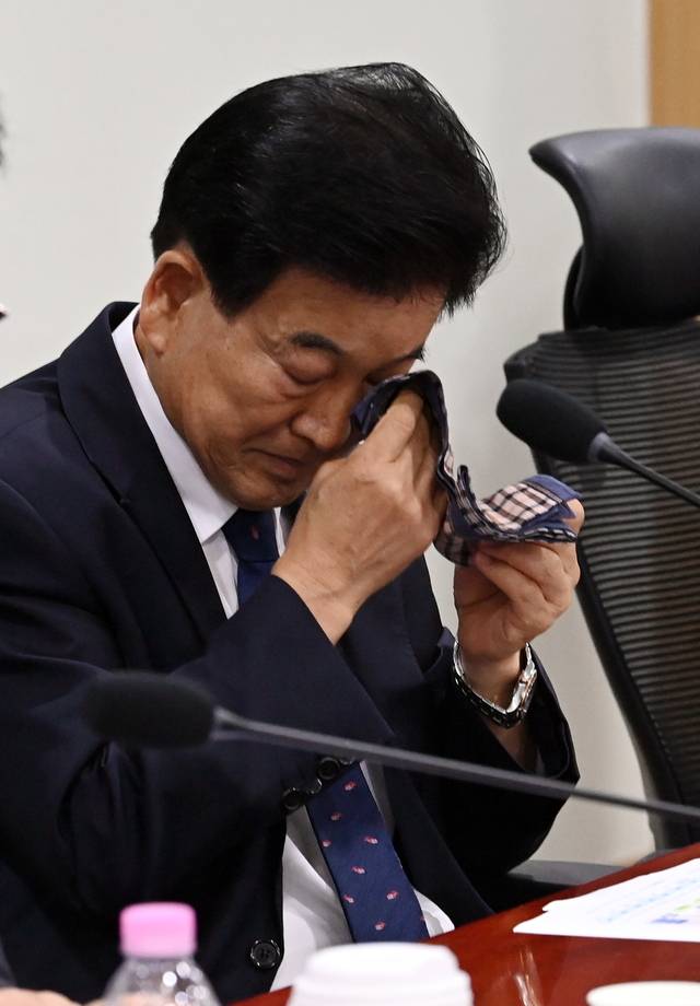 정동영 통일부 장관 후보자가 9일 오전 국회 의원회관에서 공동 주최한 ‘AI(인공지능) G3(주요 3개국) 강국 신기술 전략’ 조찬 포럼에서 손수건으로 눈 주위를 훔치고 있다.  곽성호 기자