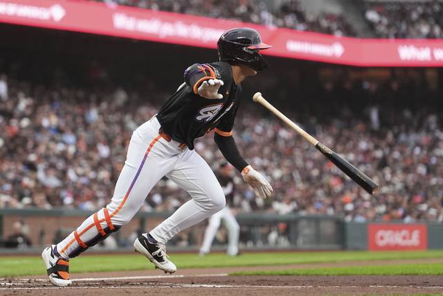 샌프란시스코 자이언츠의 이정후가 9일 오전(한국시간) 미국 캘리포니아주 샌프란시스코 오라클 파크에서 열린 필라델피아 필리스와 홈 경기에서 2회 말 안타를 때리고 있다. AP뉴시스