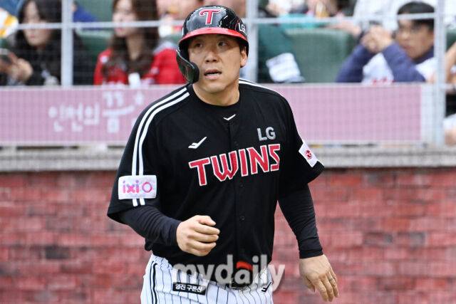 24일 인천 SSG랜더스필드에서 열린 '2025 신한 SOL BANK KBO리그' LG 트윈스와 SSG랜더스 경기.LG 김현수가 3회초 2사 1-2루 문보겨의 1타점 선제 적시타에 득점을 올렸다./마이데일리