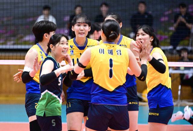 이영주(5번)와 현대건설 동료들./KOVO