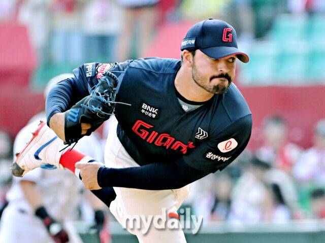 14일 오후 인천 문학동 SSG랜더스필드에서 진행된 '2025 프로야구 KBO리그' SSG랜더스와 롯데자이언츠의 경기. 롯데 선발투수 감보아가 역투하고 있다./마이데일리