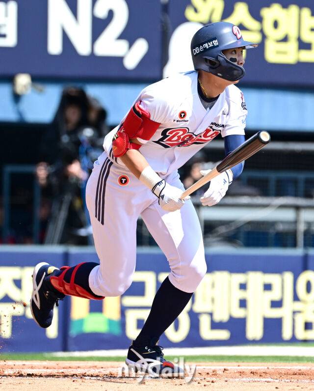 2025년 4월 26일 오후 서울 잠실구장에 진행된 '2025 신한 SOL뱅크 KBO 리그' 롯데 자이언츠와 두산 베어스의 경기. 두산 김민석이 2회말 1사 1루서 안타를 치고 있다./마이데일리