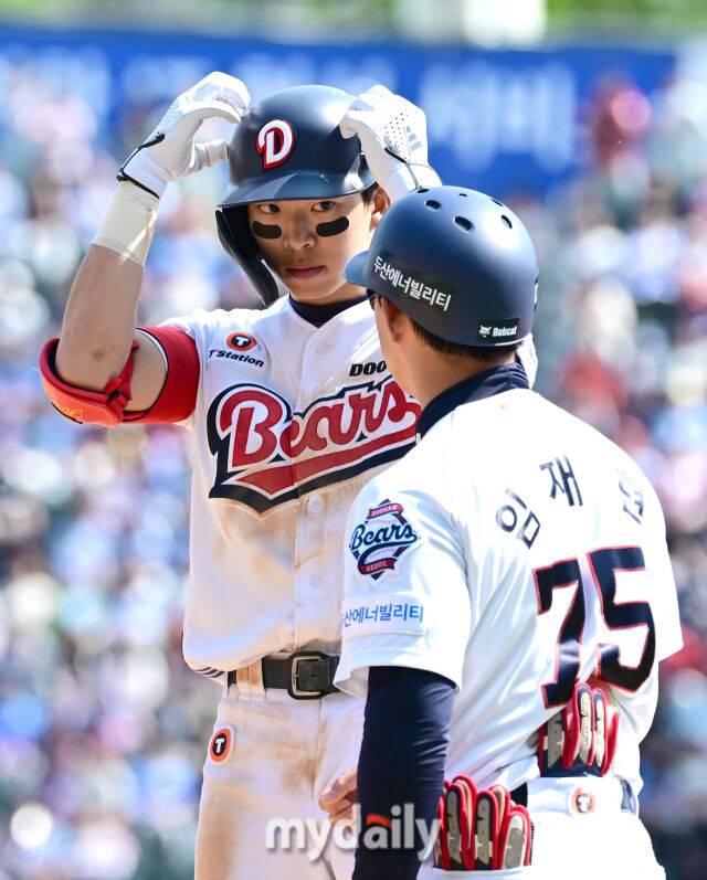 2025년 4월 26일 오후 서울 잠실구장에 진행된 '2025 신한 SOL뱅크 KBO 리그' 롯데 자이언츠와 두산 베어스의 경기. 두산 김민석이 4회말 무사 1루서 안타를 친 뒤 기뻐하고 있다./마이데일리
