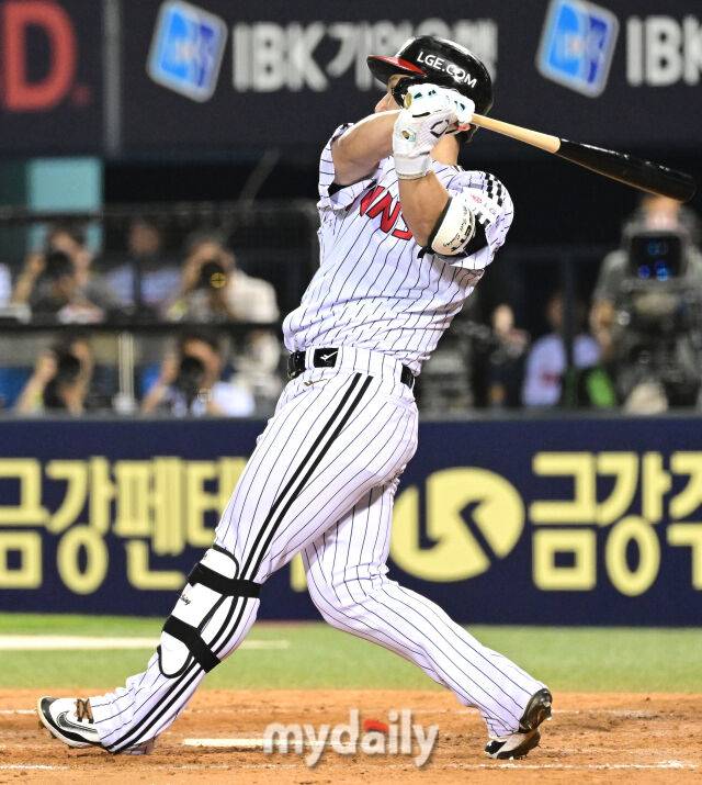2025년 6월 12일 오후 서울 잠실구장에서 '2025 신한 SOL뱅크 KBO 리그' SSG 랜더스와 LG 트윈스의 경기가 열렸다. LG 박동원이 5회말 2사 1.3루서 2타점 역전 2루타를 치고 있다./마이데일리