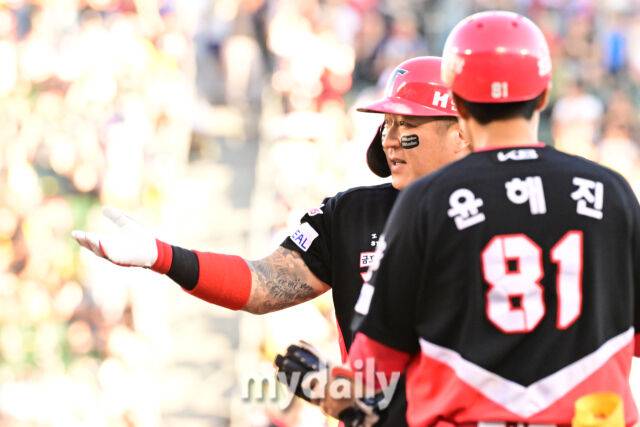 29일 오후 서울 잠실야구장에서 진행된 '2025 프로야구 KBO리그' KIA-LG의 경기. 기아 최형우가 6회초 1사 1루에서 안타를 때린 뒤 기뻐하고 있다./마이데일리