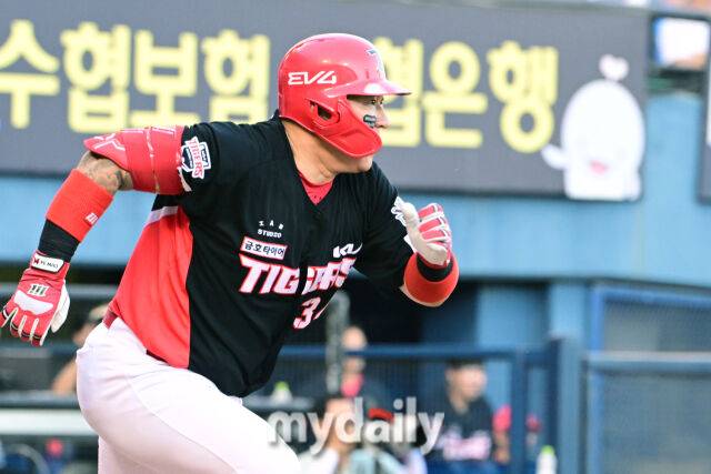 29일 오후 서울 잠실야구장에서 진행된 '2025 프로야구 KBO리그' KIA-LG의 경기. 기아 최형우가 6회초 1사 1루에서 안타를 때리고 있다./마이데일리