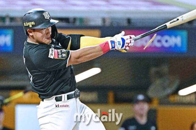 8일 인천 SSG랜더스필드에서 열린 '2025 신한 SOL BANK KBO리그' KT 위즈와 SSG랜더스 경기. KT 안현민이 6회초 선두타자로 나와 투구를 치고 있다./마이데일리