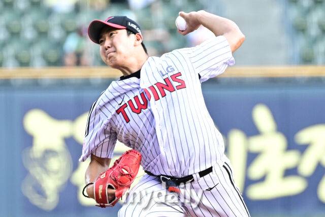 9일 서울 잠실야구장에서 열린 '2025 신한 SOL BANK KBO리그' 키움 히어로즈와 LG 트윈스 경기. LG 선발 손주영이 힘차게 투구하고 있다./잠실 = 한혁승 기자