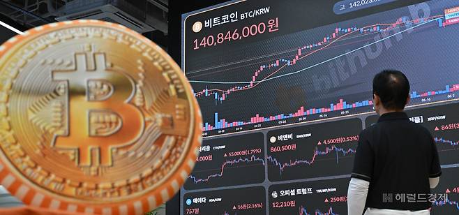 가상화폐 대장주 비트코인 가격이 중동 긴장 최고조에 달하면서 10만 달러선이 붕괴했다. 23일 오전 서울 서초구 빗썸라운지 전광판에 비트코인 거래가격이 표기되어 있다. 임세준 기자