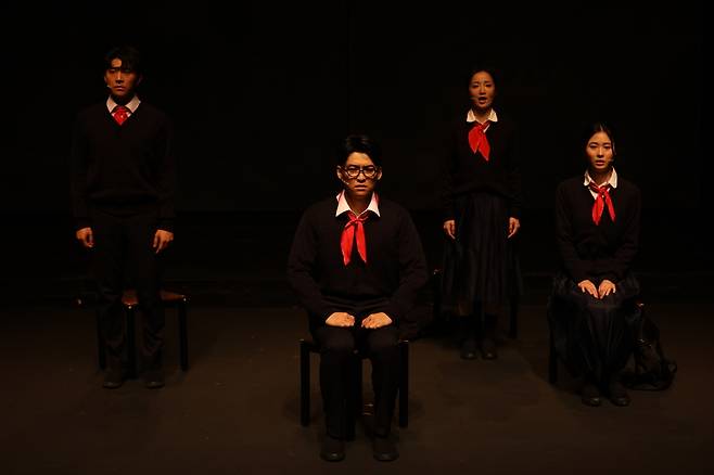 뮤지컬 ‘은경’에 출연 중인 배우 이표민(가운데) [사단법인 문화예술교육협회 제공]