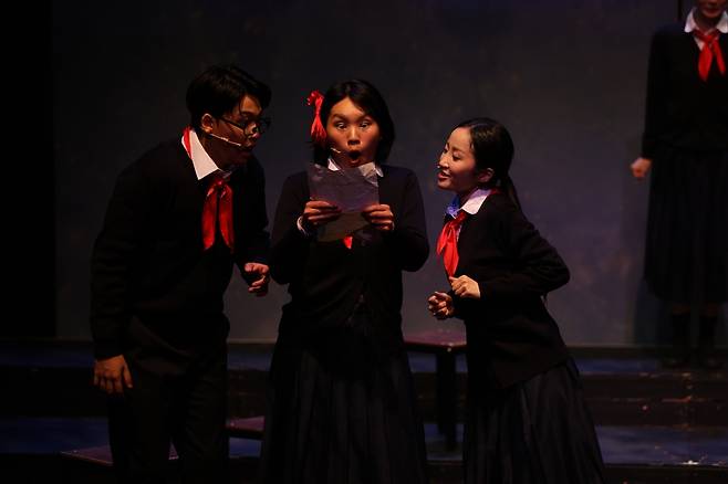 뮤지컬 ‘은경’에 출연 중인 배우 이표민(왼쪽) [사단법인 문화예술교육협회 제공]