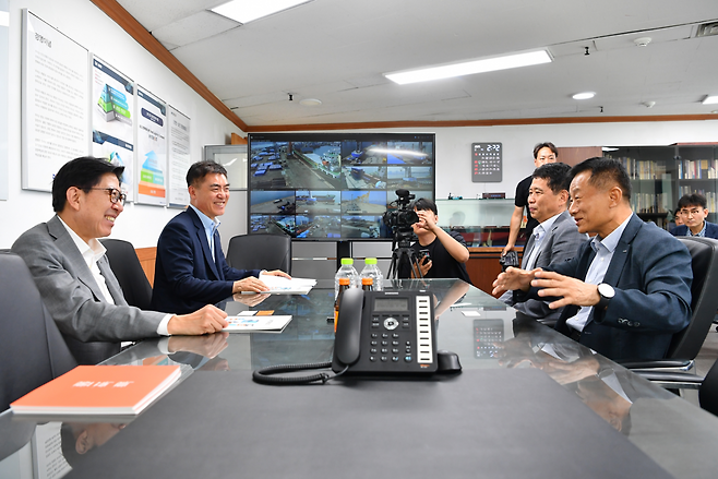 박형준 부산시장은 지난 7일 중구 중앙동 물류기업 인터지스 본사를 찾아 기업 운영의 애로사항을 청취하고 있다. [부산시 제공]