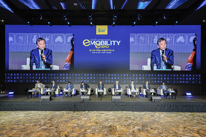 9일 열린 제12회 국제e-모빌리티 엑스포 공식 기자회견에서 김대환(왼쪽 다섯번째) 조직위원장)과 위원장단이 기자들의 질문에 답하고 있다. [한국자동차기자협회 제공]