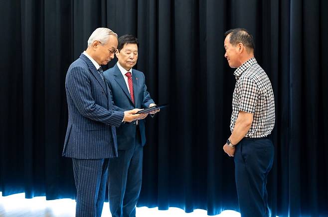 애터미 박한길 회장(사진에서 오른쪽), 사랑의열매 김병준 회장이 유가족에게 감사패를 전달하고 있다