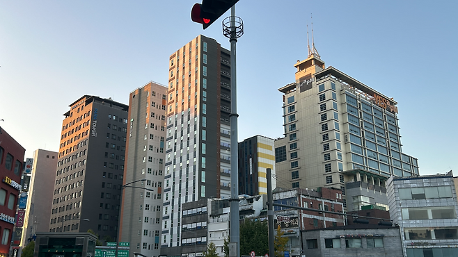 지난해 11월 서울 서대문구 신촌로 이대역 사거리 오피스텔 단지 모습. 정주원 기자