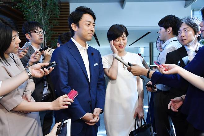 지난 2019년 8월 도쿄 총리실에서 고이즈미 신지로(왼쪽) 일본 농림상이 타키가와 크리스텔과 결혼 발표를 하고 있다.   [게티이미지]