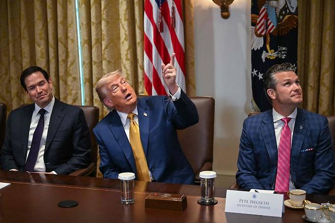 8일(현지시간) 도널드 트럼프 미국 대통령(가운데)이 백악관 내각 회의 중 천장을 가르키고 있다. 왼쪽에는 마크 루비오 국무장관, 오른쪽에는 피터 헤그세스 국방장관이 앉아있다. [EPA]