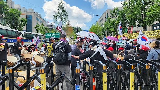 윤석열 전 대통령이 9일 구속 전 피의자 심문(영장실질심사)을 받기 위해 출석한 서울 서초동 서울중앙지법 인근. 지지자들은 낮 35도의 더위에도 모여 “영장 기각”을 한목소리로 외쳤다. 안효정 기자.