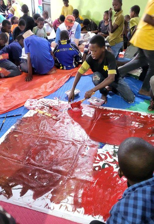 [사진=박현주미술전문기자] CDP에서 열린 한국화가들이 함께한 미술수업. 한국에서 가져온 물감과 붓 크레파스, 도화지, 캔버스에 색칠하며 마음껏 표현하는 시간을 가졌다. *재판매 및 DB 금지