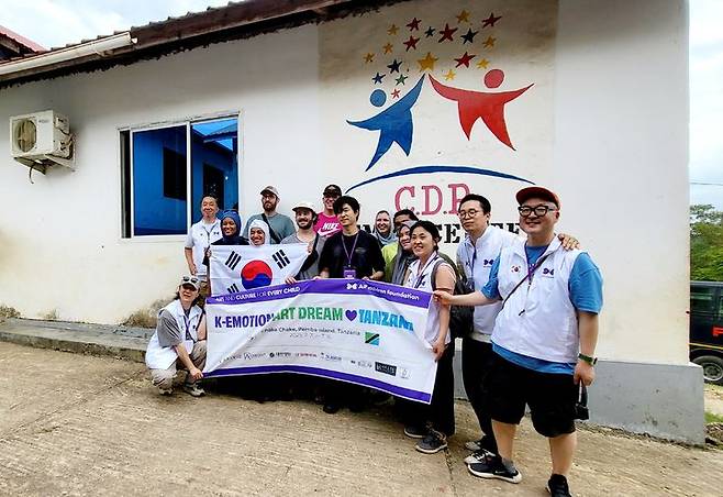 [사진=박현주 미술전문기자] 예술나눔 공익재단 아이프칠드런이 결성한 제4차 국제예술나눔 프로젝트 ‘K-Emotion 아트드림 탄자니아’에 참여한 현대미술작가들과 배우 유준상이 탄자니아 펨바 CDP에서 기념사진을 찍고 있다. 2025.07.08. hyun@newsis.com  *재판매 및 DB 금지
