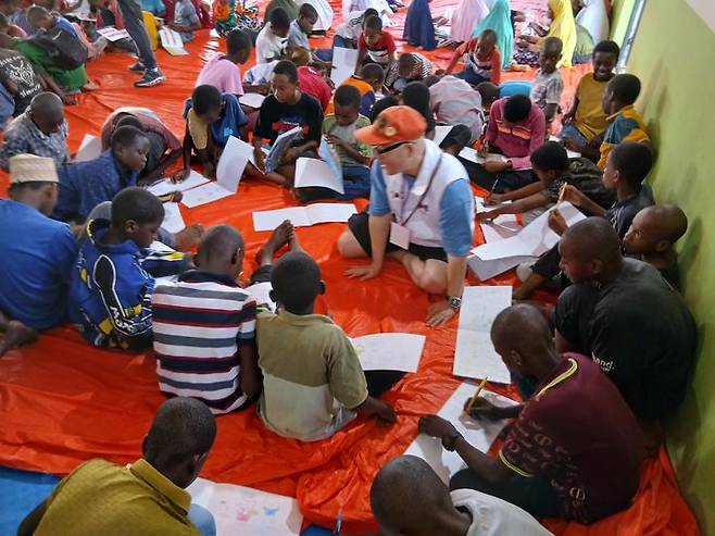 [사진=박현주 미술전문기자] 화가 아트놈이 CDP센터 아이들과 함께 그림을 그리고 있다. 2025.07.08 hyun@newsis.com *재판매 및 DB 금지