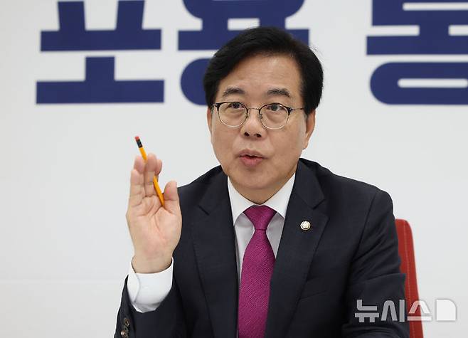 [서울=뉴시스] 김금보 기자 = 송언석 국민의힘 비상대책위원장 겸 원내대표가 지난 8일 서울 여의도 국회에서 가진 뉴시스와의 인터뷰에서 발언하고 있다. 2025.07.09. kgb@newsis.com