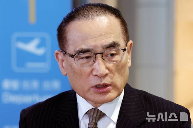 [인천공항=뉴시스] 조성우 기자 =  위성락 대통령실 국가안보실장이 6일 오전 인천국제공항 제2여객터미널에서 미국으로 출국하기 전 취재진 질문에 답변하고 있다. 2025.07.06. xconfind@newsis.com