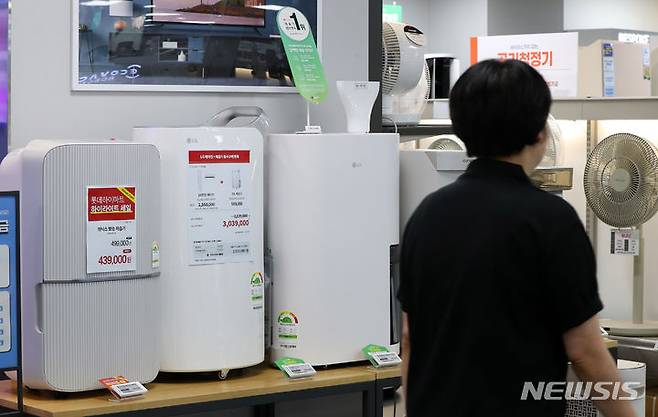 [서울=뉴시스] 김혜진 기자 = 서울 지역의 7월 평균 습도가 3년 연속 증가 추세인 것으로 나타났다. 지난 23일 기상청 통계를 살펴보면 서울 지역의 7월 평균습도는 2021년 70.9%에서 지난해 81.1%로 2년 새 10.2%p 올랐다. 올해 역시(21일 기준) 평균 81%의 습도를 기록하며 지난해와 비슷한 수준을 유지하고 있다. 사진은 29일 서울 시내 한 대형마트를 찾은 시민들이 제습기 등을 둘러보고 있다. 2024.07.29. jini@newsis.com