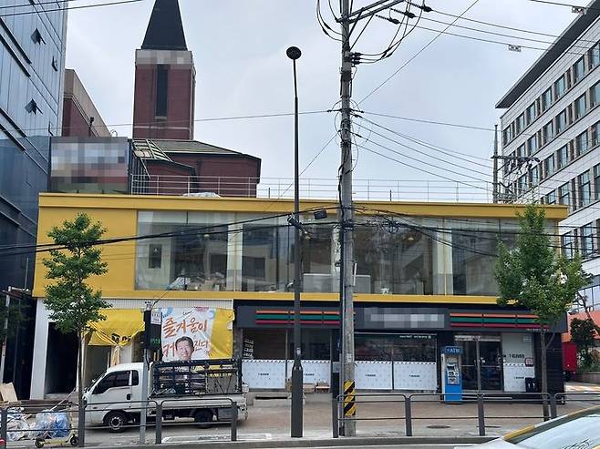 [서울=뉴시스] 전병훈 기자 = 메가MGC커피가 서울 강남구 논현동에 매장 오픈을 준비 중이다. 메가MGC커피 새 점포가 들어서는 곳은 이디야커피의 본사 바로 맞은 편이다. 2025.07.08. *재판매 및 DB 금지