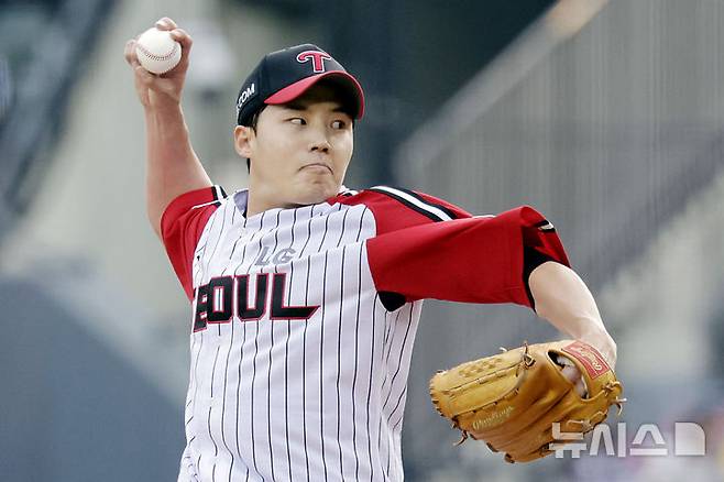 [서울=뉴시스] 최동준 기자 = 6월1일 서울 송파구 잠실야구장에서 열린 2025 KBO리그 삼성 라이온즈와 LG 트윈스의 경기, 5회초 LG 선발 임찬규가 역투하고 있다. 2025.06.01. photocdj@newsis.com