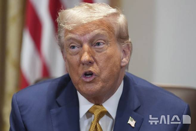 [워싱턴=AP/뉴시스] 8일(현지 시간) 파이낸셜타임스, 월스트리트저널에 따르면 이날 구리 선물 가격은 13% 급등해 파운드당 5.69달러를 기록했다. 이는 1969년 이후 최대 일일 상승폭이자 사상 최고 종가다. 사진은 도널드 트럼프 미국 대통령이 8일(현지 시간) 워싱턴 백악관에서 내각회의를 주재하고 있다. 2025.07.09.