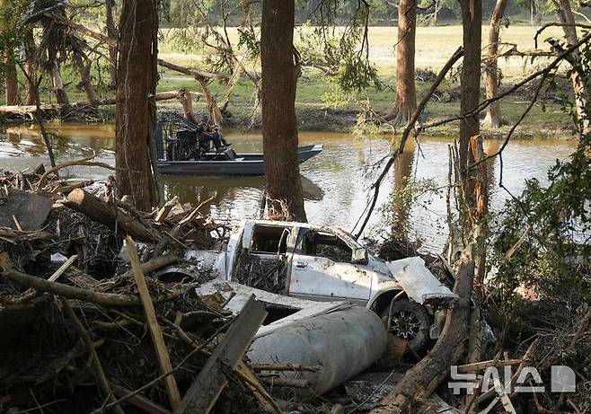 <font style="vertical-align: inherit;"><font style="vertical-align: inherit;">[텍사스=AP/뉴시스] 8일(현지 시간) 미국 텍사스주 잉그램 과달루페 강 인근 홍수 피해 현장에서 구조대원들이 수색 작업을 하고 있다. 2025.07.09.</font></font>