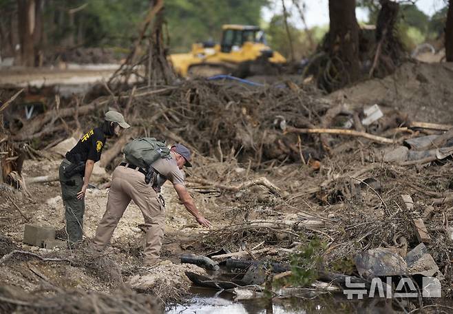 <font style="vertical-align: inherit;"><font style="vertical-align: inherit;">[텍사스=AP/뉴시스] 8일(현지 시간) 미국 텍사스주 잉그램 과달루페 강 인근 홍수 피해 현장에서 업튼 카운티 보안관들이 실종자 수색 및 복구 작업을 하고 있다. 2025.07.09.</font></font>