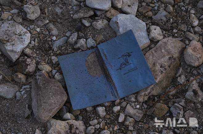 <font style="vertical-align: inherit;"><font style="vertical-align: inherit;">[텍사스=AP/뉴시스] 8일(현지 시간) 미국 텍사스주 헌트 캠프 미스틱 인근 과달루페 강에서 홍수로 인해 밀려온 책이 놓여져 있다. 2025.07.09.</font></font>