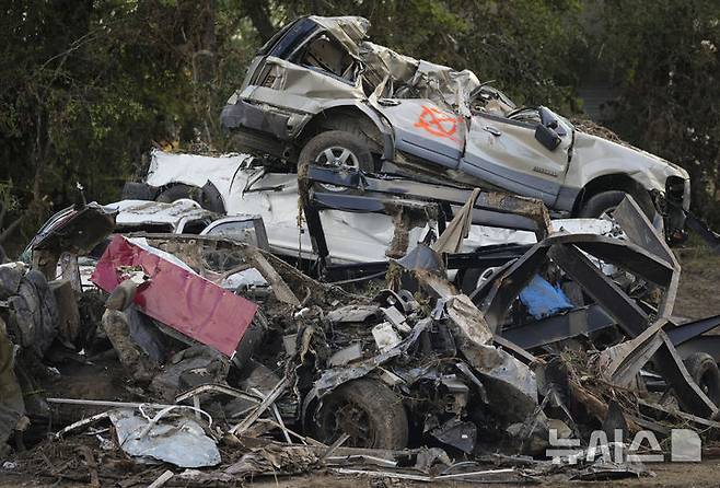 <font style="vertical-align: inherit;"><font style="vertical-align: inherit;">[텍사스=AP/뉴시스] 8일(현지 시간) 미국 텍사스주 잉그램 과달루페 강 인근 홍수 피해 현장에 차량들이 뒤엉켜 있다. 2025.07.09.</font></font>