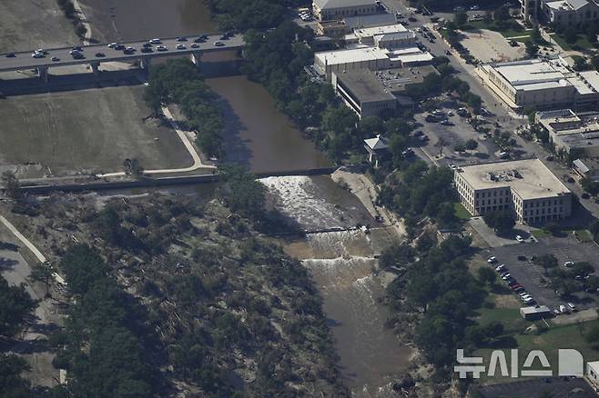 <font style="vertical-align: inherit;"><font style="vertical-align: inherit;">[텍사스=AP/뉴시스] 8일(현지 시간) 미국 텍사스주 잉그램 과달루페 강 위 다리로 차량들이 오가고 있다. 2025.07.09.</font></font>