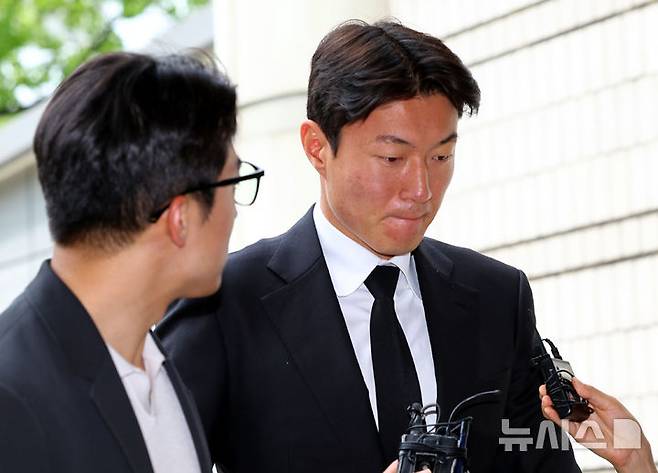 [서울=뉴시스] 박주성 기자 = 불법 촬영 혐의로 1심에서 징역형 집행유예를 선고받은 축구선수 황의조가 지난달 19일 서울 서초구 서울중앙지방법원에서 열린 항소심 1차 공판에 출석하고 있다. 2025.06.19. park7691@newsis.com
