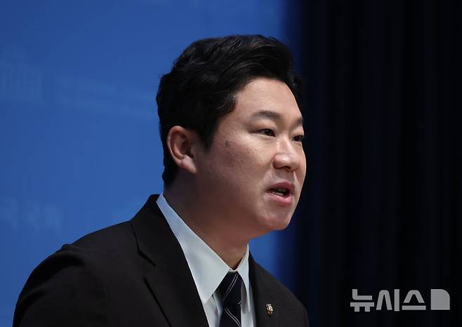 [서울=뉴시스] 고승민 기자 = 진종오 국민의힘 의원이 9일 서울 여의도 국회 소통관에서 '당원주권 확립위한 당헌 개정 비대위 요구' 기자회견을 하고 있다. 2025.07.09. kkssmm99@newsis.com