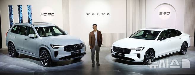 [서울=뉴시스] 박주성 기자 = 볼보자동차코리아가 2일 서울 광진구 비스타 워커힐에서 신형 XC90 과 S90을 국내 최초 공개해 이윤모 볼보자동차코리아 대표이사가 포즈를 취하고 있다. 2025.07.02. park7691@newsis.com