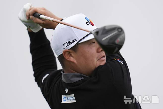 [샌디에이고=AP/뉴시스] 임성재가 13일(현지 시간) 미 캘리포니아주 샌디에이고의 토리 파인스 사우스 코스에서 열린 미국프로골프(PGA) 투어 제네시스 인비테이셔널 첫날 2번 홀 티샷을 하고 있다. 임성재는 2오버파 74타로 첫날을 마쳤다. 2025.02.14.