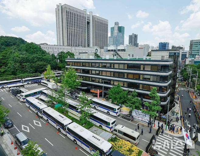 [서울=뉴시스] 사진공동취재단 = 12·3 비상계엄과 관련해 특검의 수사를 받는 윤석열 전 대통령의 두 번째 영장실질심사가 열린 9일  서울 서초구 서울중앙지방법원 인근에 경찰 차벽이 세워져 있다. 2025.07.09. photo@newsis.com