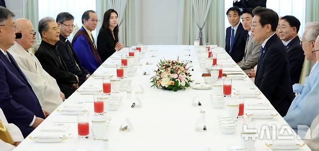 [서울=뉴시스] 최동준 기자 = 이재명 대통령이 9일 서울 용산 대통령실에서 열린 종교 지도자 초청 오찬 간담회에서 발언하고 있다. (대통령실통신사진기자단) 2025.07.09. photocdj@newsis.com