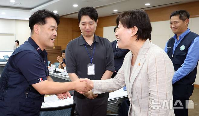 [세종=뉴시스] 강종민 기자 = 송미령 농림축산식품부 장관이 9일 세종시 정부세종청사에서 열린 전국농업노동조합연합회 간담회에서 참석자들과 인사를 나누고 있다. 2024.07.09. ppkjm@newsis.com