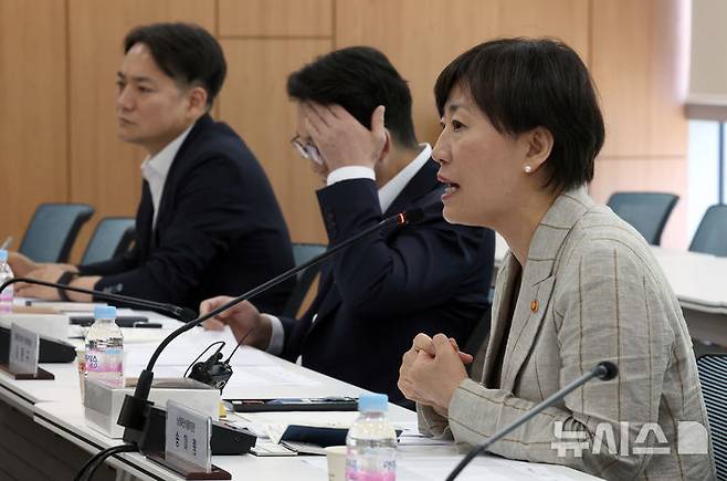 [세종=뉴시스] 강종민 기자 = 송미령 농림축산식품부 장관이 9일 세종시 정부세종청사에서 열린 전국농업노동조합연합회 간담회에서 발언하고 있다. 2024.07.09. ppkjm@newsis.com